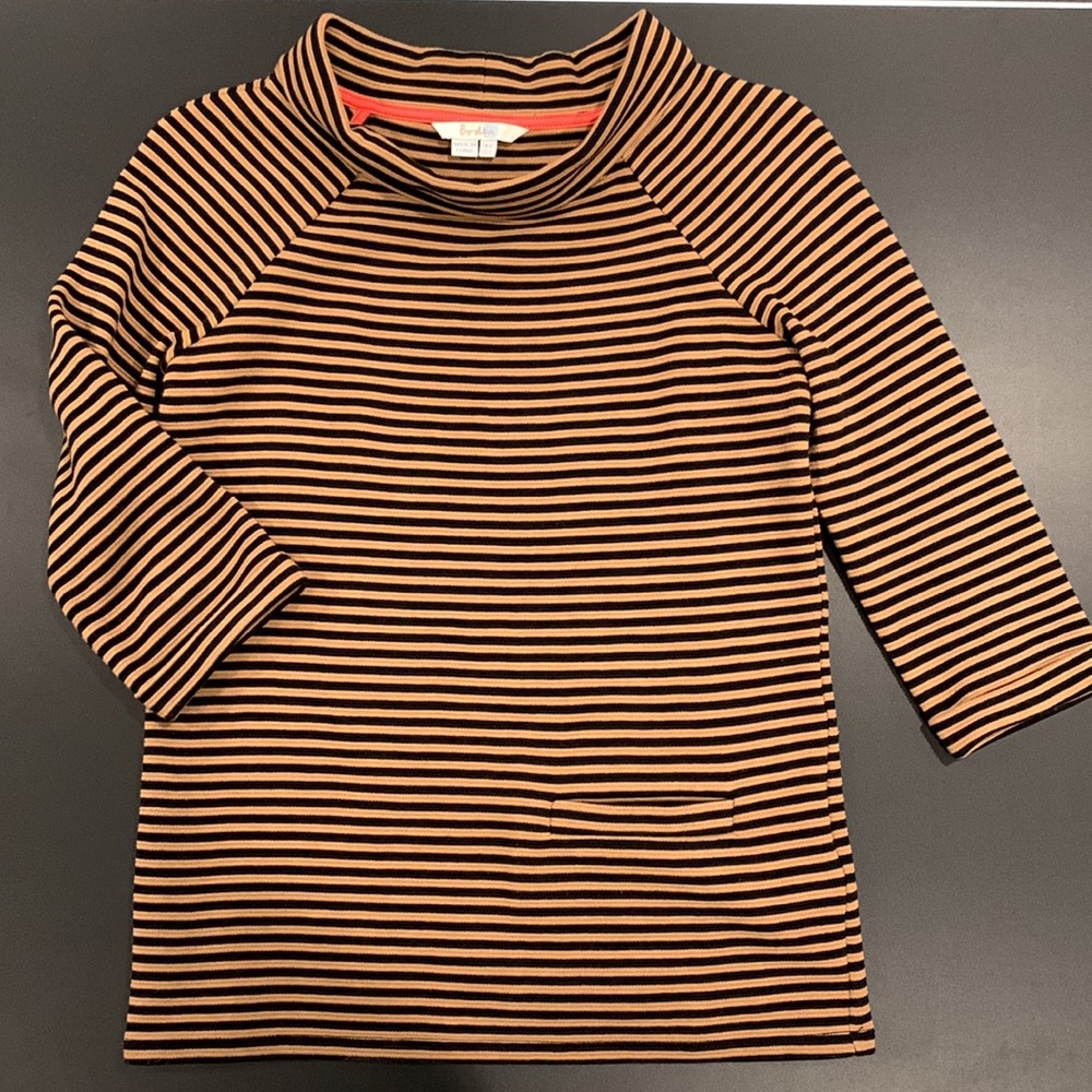 Boden retro stand-up collar 3/4 sleeve top. Black warm Tan striped Size 2. EUC🖤